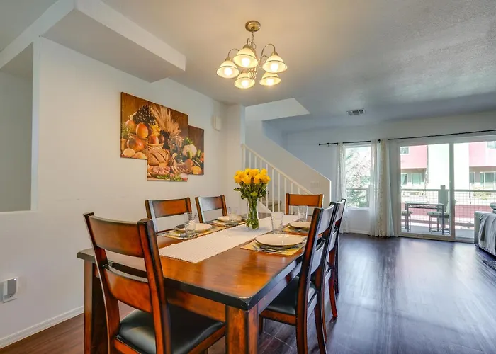 Easy Access To Asu! Extended-stay Townhome Holiday home