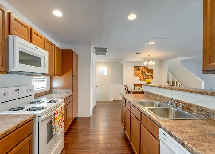 Holiday home Easy Access To Asu! Extended-stay Townhome